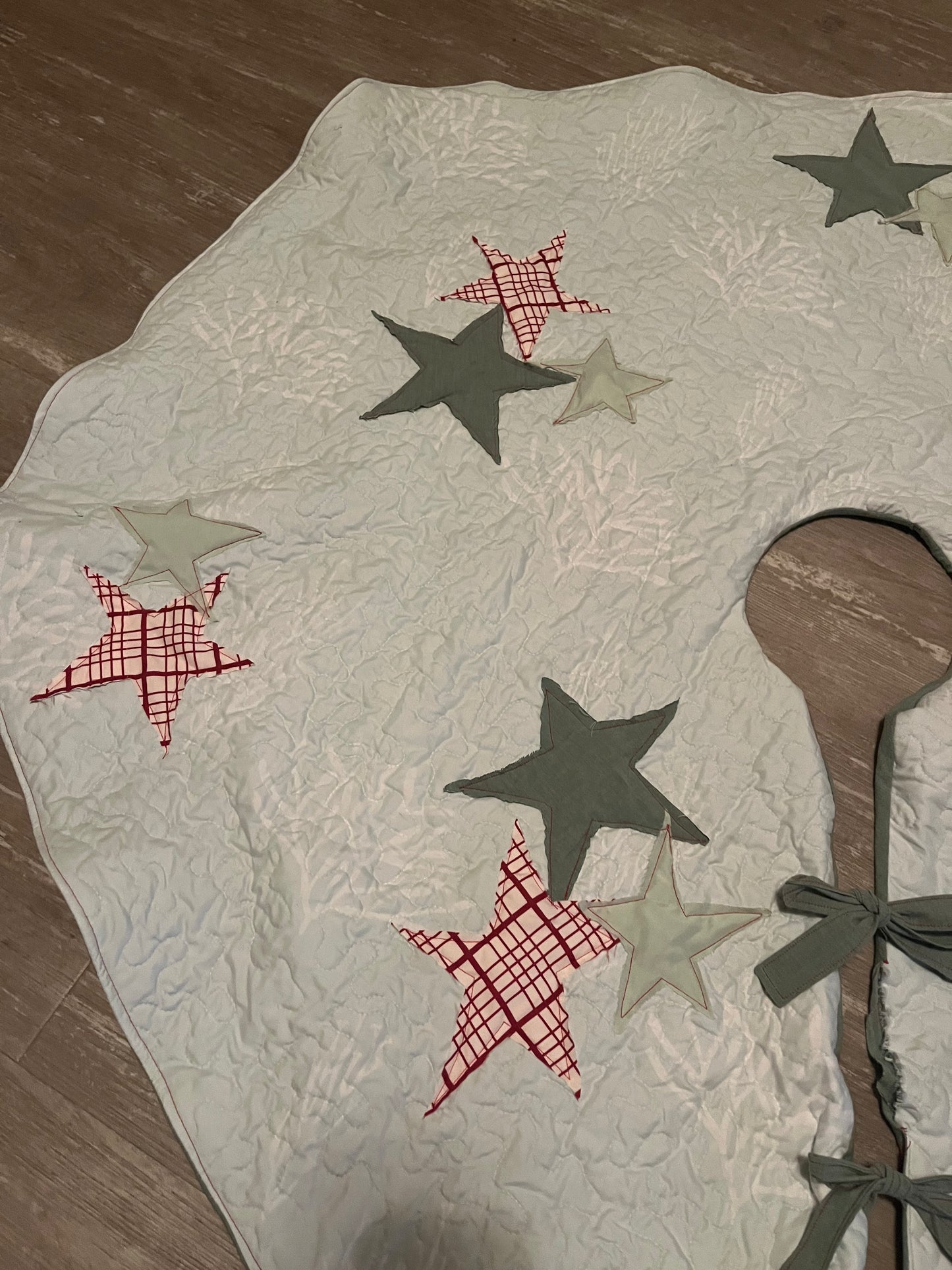 Cozy Star Tree Skirt- Large