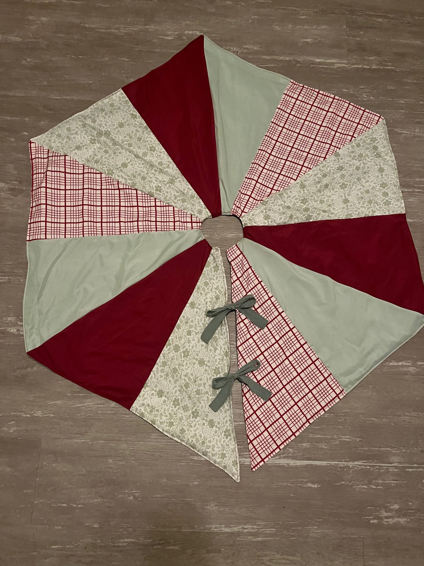 Evergreen Tree Skirt- Large